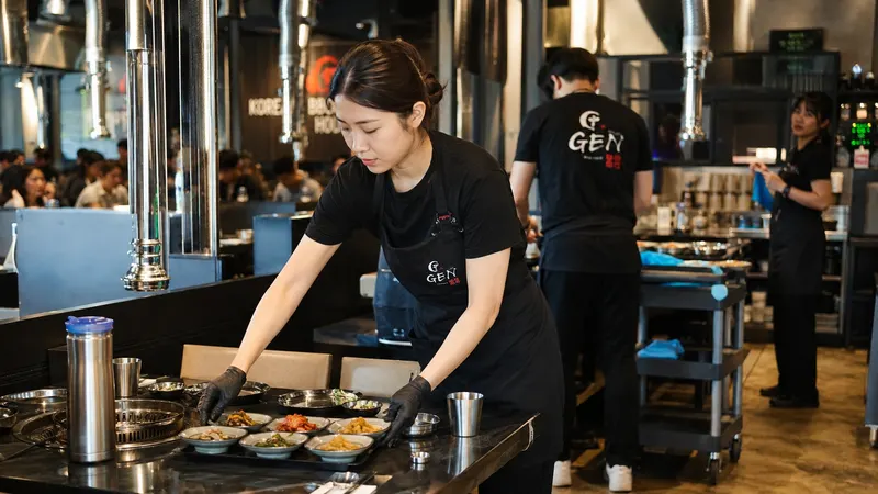 ห้องอาหารปิ้งย่างเกาหลีสมัยใหม่ พร้อมเตาย่างบนโต๊ะและท่อดูดควัน